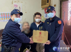 五工派出所員警得知轄內有數個家庭需要關懷與幫助，所長張寶元偕同勤區員警及福興里里長楊明教，帶著米糧、罐頭等生活物資，親自前往關懷慰問