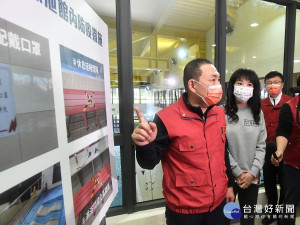 侯友宜10日前往林口國民運動中心視察，了解防疫相關作為