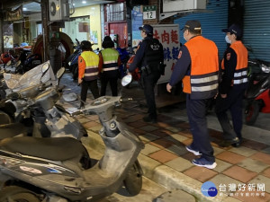 板橋分局特別協請民防、義警及巡守隊等加入服務行列，分別針對轄區有需要的住家加強巡守，完全讓宵小無機可趁、確保民眾居家安全 