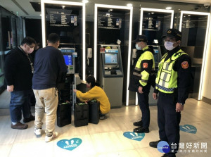 轄區銀行通知要補鈔，中平所立即指派巡佐韓樹忠帶班率警員楊振興、洪毅華等3名警力前往戒護 