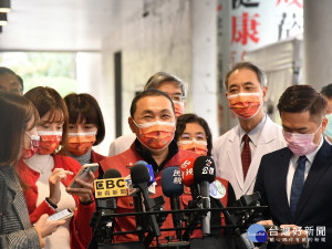 侯友宜11日除夕至市立聯合醫院三重院區慰勞醫護人員，會後接受媒體聯訪 