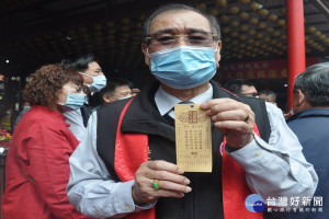 侯賢遜總幹事展示國運籤。