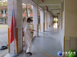 雲林縣政府落實防疫工作，於開學前加強學校環境消毒，預計下周前完成，提供學子妥善安全的學習環境。