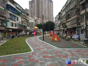 遭占用的市有土地，經綠美化並增設了親子遊樂區、體健設施區、座椅及兼顧透保水與維護性的紙模工法透水步道等設施，另於綠地兩側及鄰近公有地內設置機車停車格
