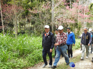 林明溱縣長會勘農路改善。