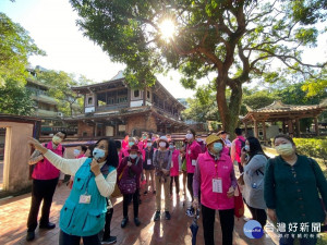 板橋榮家憶樂日照中心日前特別精心規劃了一趟長輩與家屬的聯歡微旅行，安排長輩們參觀板橋名勝古蹟-林家花園
