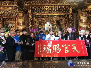 侯友宜19日由民政局長柯慶忠陪同前往有近160年歷史的板橋江子翠潮和宮參拜祈福，並致贈廟方「天官賜福」匾額