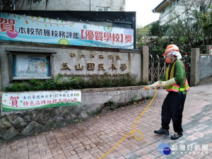 新北市防疫消毒大隊針對轄內高級中等以下學校含公立幼兒園(共362所)校園周邊公共環境消毒，也加強校內川堂、操場、洗手台、廁所、溜滑梯遊樂設施等消毒作業