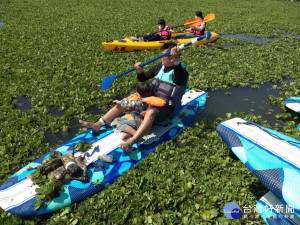 立式划槳民眾發起淨溪。（縣府提供）