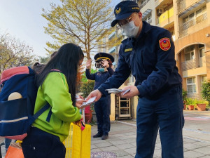 開學日的早上，海山警分局長李忠萍親率家防官前往海山國小向學童們進行婦幼安全宣導，以及執行上學的安全維護工作