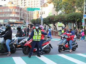 開學日板橋分局執行校園周邊交通疏導，維護學童上、放學之人身及交通安全