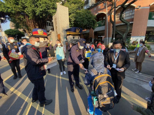 新莊警分局長林温柔親自與超Q的大頭警察娃娃一齊執行「護童勤務」，協助學校的導護老師及志工媽媽們守護校園周邊安全及交通疏導 