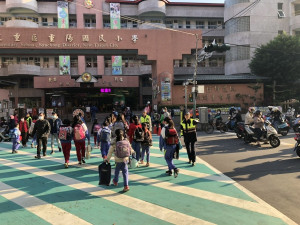 開學日三重警分局為保護學童上學安全，22日起執行護童勤務，結合義交協勤民力、導護老師及學校志工於轄區國小校門口守望，執行交通疏導