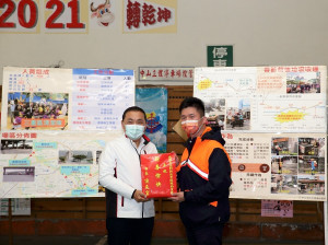 侯友宜22日到環保局三重區清潔隊，親自致贈象徵大吉大利的橘子及福袋，慰勞終年辛苦的清潔隊員