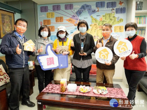 頒獎模式今年改由庇護員工小天使擔任頒獎人，副局長吳仁煜則是親自陪同，共同前往優勝機關頒發獎座