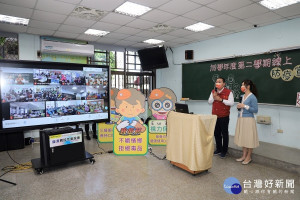 侯友宜22日上午前往板橋區埔墘國小關心開學情況及防疫準備情形，並線上感謝各校教職員工寒假防疫整備的辛勞，且叮囑師生持續落實防疫、注意健康
