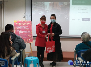 蘆洲監理站於未滿18歲無照親子講習專班，以搶答危險感知問答題取代以往元宵猜燈謎活動，讓學員警惕在道路上可能遇到的狀況與危險