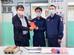 雲林縣警察之友會北港辦事處副主任陳炳炎頒發員警循線破案獎勵禮券及雞蛋禮盒，感謝警方在春節期間為治安及交通的貢獻。