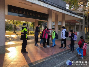 開學了．安全最重要。