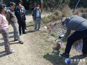 嘉義縣環保局前往鰲鼓濕地查緝排放廢水／陳致愷翻攝