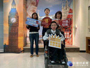 丹鳳高中黃宥嘉同學，罹患先天性肌肉萎縮症，本次學測他超越自己考出5科67級分的好成績，未來想攻讀臨床心理系，抑或是經濟等方面 