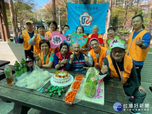 新北市榮服處中和東區輔導員林展葳 (前排左2)率志工隊長陸尚華(前排右2)及志工一行人籌辦慶生會，為楊爺爺(前排中)慶生
