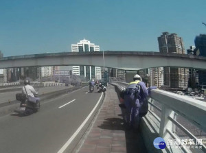 員警上前一個快速箭步，趁陳男還來不及反應，迅速將他從護欄上拉下並送醫救治 