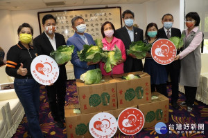 新北市議會議長及議員林金結合購12噸高麗菜，另新北果菜公司行口承銷人捐贈惜食近3公噸蔬菜，近15噸蔬菜捐贈給社會局，幫助弱勢團體