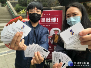 
弘光科大社團博覽會防疫送簡易額溫卡，讓每位學生能安心玩社團、安全的到校上課。（記者陳榮昌攝）
