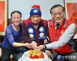 榮服處林火土處長(右1)與朱奶奶(左1)為朱爺爺(中)慶賀百歲生日
