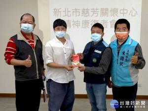 新北市新聞記者職業工會顧問陳偉成、李賜鈴25日前往土城區新北市慈芳關懷中心，關懷精神障礙者的生活現況，現場致贈愛心紅包