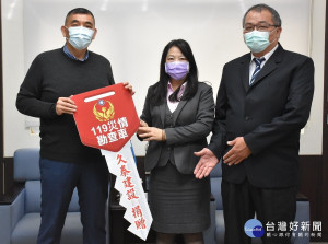 久泰建設公司26日捐贈新北市政府消防局2輛災情勘查車
