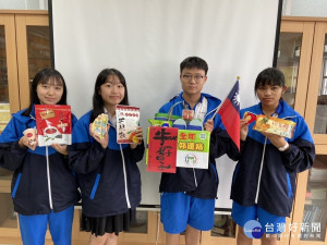 竹圍高中透過課程製作臺灣特有種生態電子繪本、運用「新北文化箱」台味小物，與姐妹校視訊交流，於元宵節前夕雙方協力製作天燈