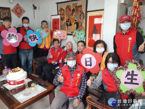 新北市榮服處陳組長(左4)及榮欣志工為桂爺爺(中坐者)慶賀百歲生日