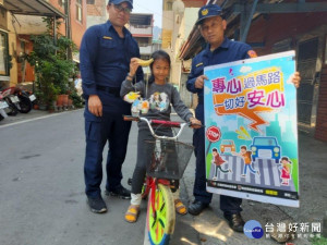 信義分局贈送元宵節卡通燈籠，加強學童騎乘自行車交通安全宣導。