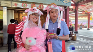 楊先生以7聖筊勝出，還順利娶回美嬌娘／陳致愷攝影