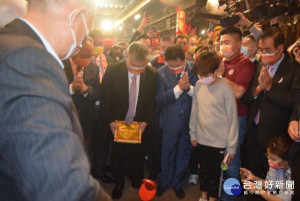 
大甲鎮瀾宮董事長顏清標於元宵夜主持大甲媽祖遶境進香擲茭起駕日期，媽祖指示農曆二月二十九日子時起駕，步行九天八夜，全程三百四十餘公里，於農曆三月七日回大甲區接受信眾迎駕。（記者陳榮昌攝）