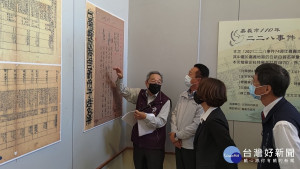 嘉義市二二八紀念文教基金會董事長江榮森(左)向嘉義縣長翁章梁、嘉義市副市長陳淑慧、行政院雲嘉南區服務中心張慶鬚等人解說史料檔案／陳致愷攝影