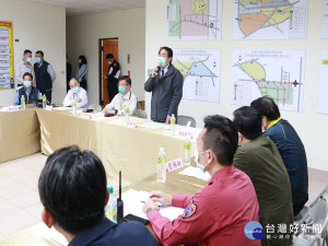 黃偉哲許諾明年疫情解除帶頭犁蜂炮
