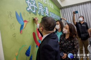 陳時中部長寫下樂活防疫鼓勵長者樂活。（家照協會提供）