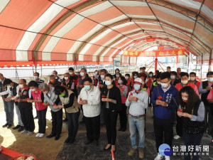 蔡執行長主祭陳副縣長等一同上香。（縣府提供）