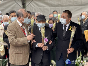 二二八和平紀念日74週年，新北市政府28日下午2點28分於三重區二二八和平紀念公園舉行紀念儀式，市長侯友宜與受難者代表及家屬默哀追思