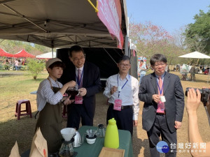 暨大與國姓、魚池、埔里農會歡迎大家到櫻花樹下品咖啡。（國姓農會提供）