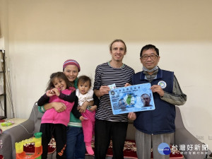 移民署南投站蔡主任頒外僑永久居留證予羅培德。（南投站提供）