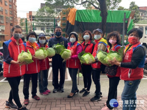 有富建設公司3日以50萬元向雲林縣農會認購5萬公斤約2萬顆高麗菜，交由在地47位里長協助，將新鮮高麗菜分送給里民及弱勢家庭，挺菜農兼做公益 