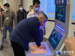 消防局長黃德清親自示範CPR訓練機急救技能 （記者黃村杉攝）