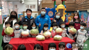 陳鴻源副議長由竹林家長會長邱烽堯議員、顏麗珠校長、竹中附幼李錦燕園長等陪同出席竹林響應義賣高麗菜活動