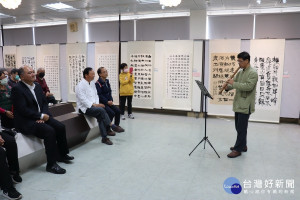 洪嘉勇老師於書法展開幕茶會以蕭吹奏思想起音樂,與來賓分享展覽喜悅。