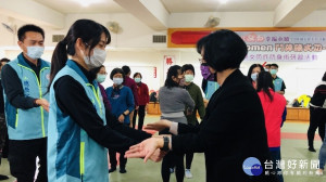 婦女防詐防身術研習活動示範，縣長王惠美和大家一起練武功。