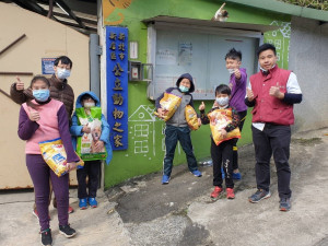 石碇區雲海國小全校師生今年1月底共同決定將去年聖誕二手義賣會所得1萬3,538元金額，購買物資捐贈給新店動物之家收容毛寶貝，讓學生學習施比受更有福